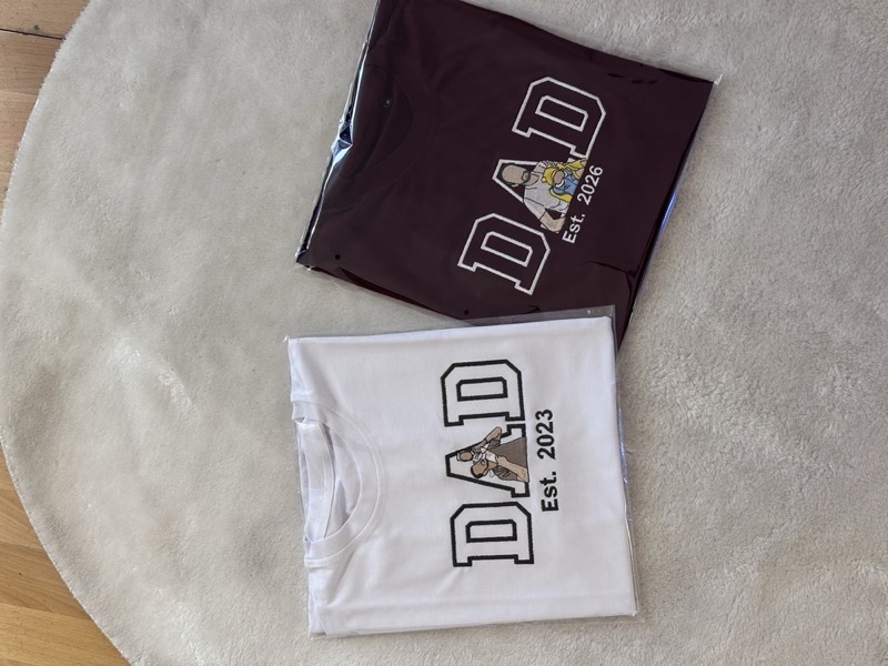 DAD nakışlı beyaz ve bordo tişörtler